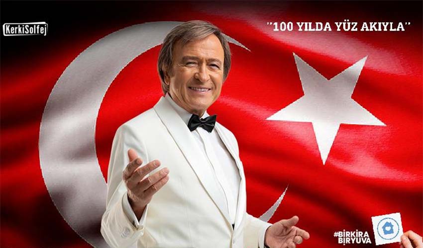 Erol Evgin Bir Kira Bir Yuva dayanışma konseri için sahnede