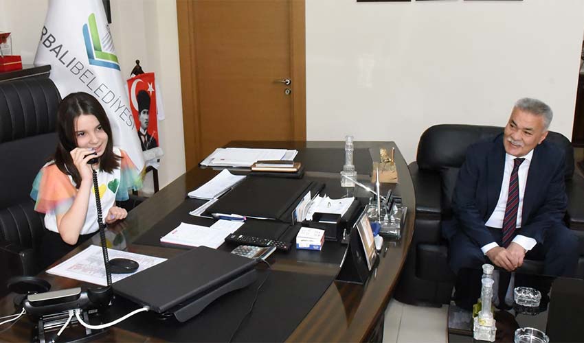 Başkan Tekin, koltuğu çocuklara devretti