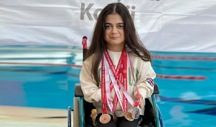 Tedavi amaçlı başladı yüzmede Türkiye şampiyonu oldu