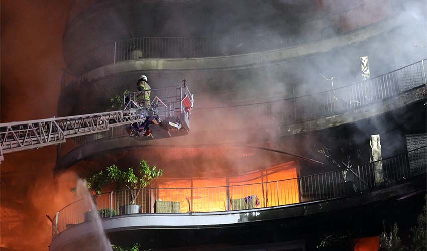 Alevler arasındaki 10 kişi İzmir İtfaiyesi tarafından kurtarıldı