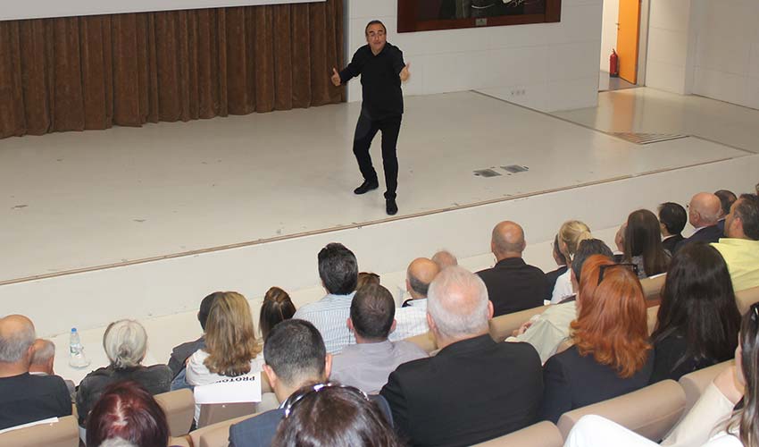 ilk konuk Sunay Akın