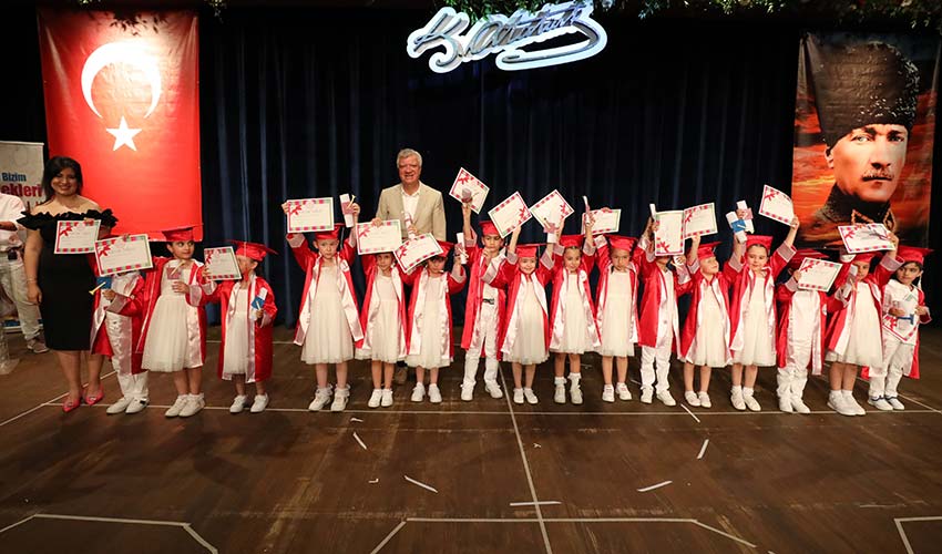 Nar Çiçekleri mezuniyet sevinci yaşadı