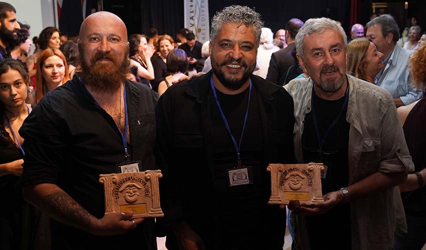 Ayvalık Belediye Tiyatrosu’na iki ödül daha