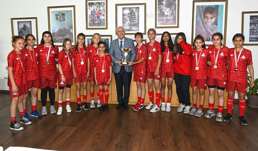 Kupalarıyla Başkana geldiler