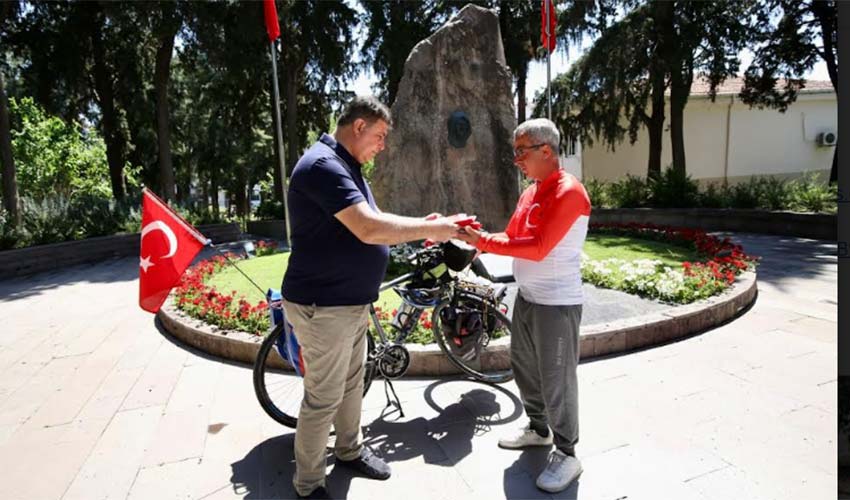 Cumhuriyet'in 100. yılı anısına Sivas’tan Karşıyaka’ya pedalladı