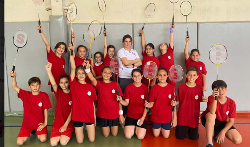 Bayraklılı sporculardan ‘Badminton’ başarısı