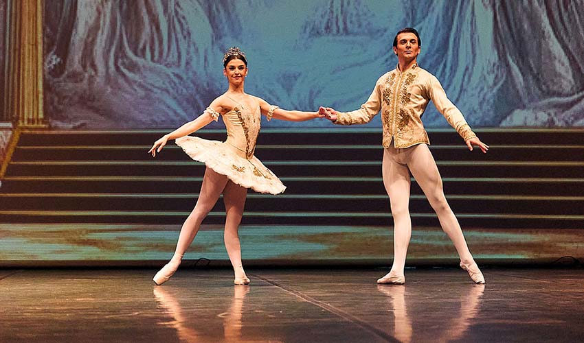 Açılış Uyuyan Güzel ile