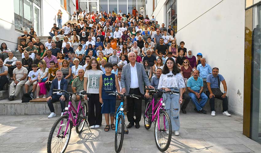 Başarılı öğrencilere bisiklet