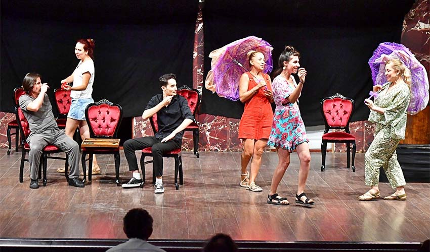 Yüzüncü yılında tiyatro sahnesinde