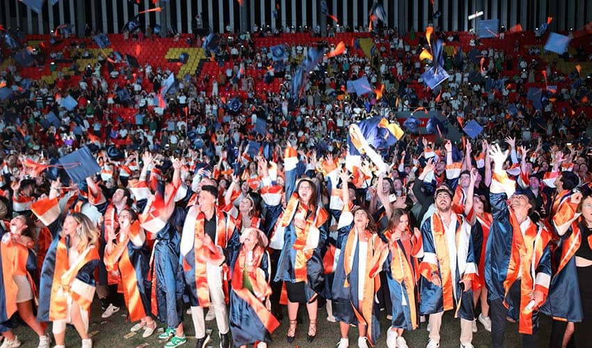 10 bin kişinin önünde kep attılar