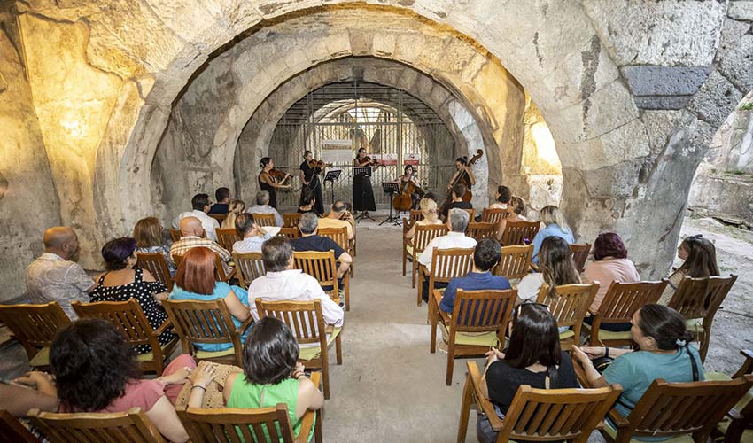 Tarihi mekânda büyüleyen konser