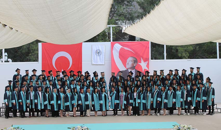 Eczacılık Fakültesi yeni dönem öğrencilerini bekliyor