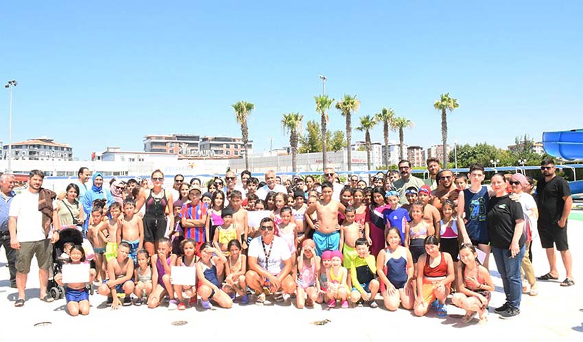 Yüzmeyi öğrendiler, sertifikalarını aldılar