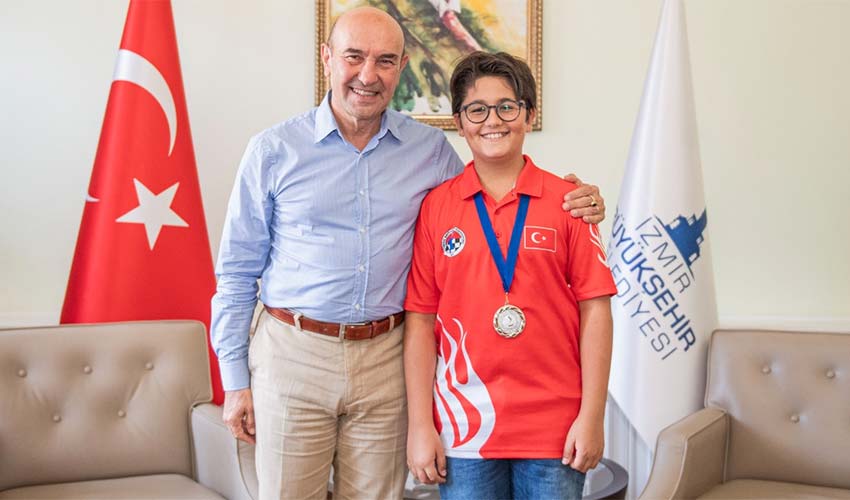 Satranç şampiyonundan Başkan Soyer’e ziyaret
