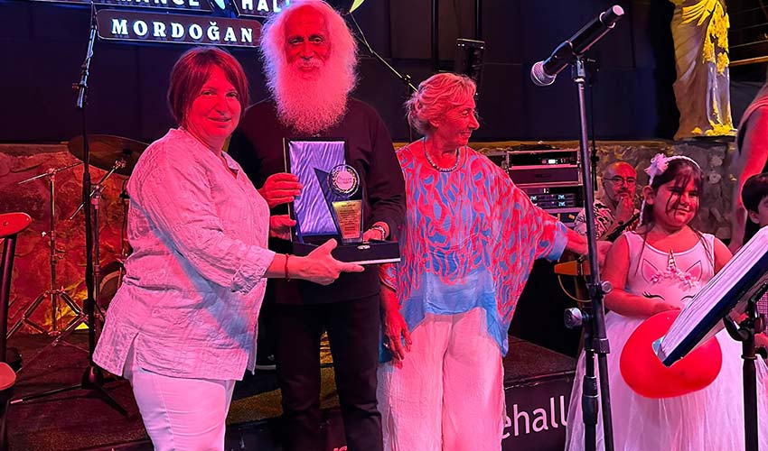 Suavi dayanışma için söyledi