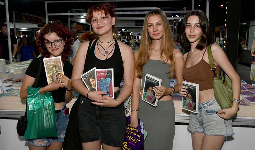 300 bin edebiyatseveri ağırladı