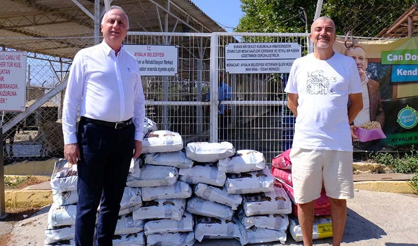 Serginin gelirini can dostlara bağışladı