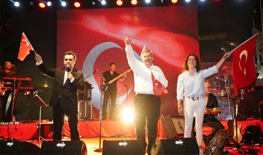 Çeşme büyük zaferi coşkuyla kutladı