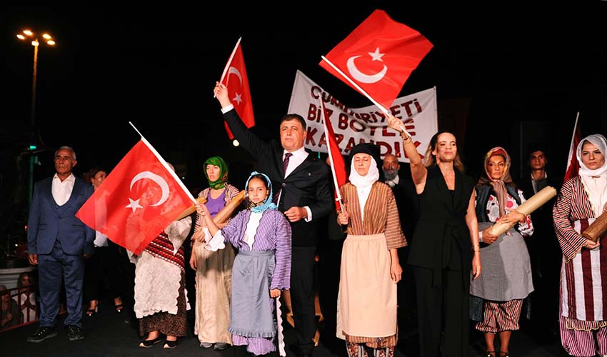 Zafer Bayramı’nda Karşıyaka, gelincik tarlasına döndü