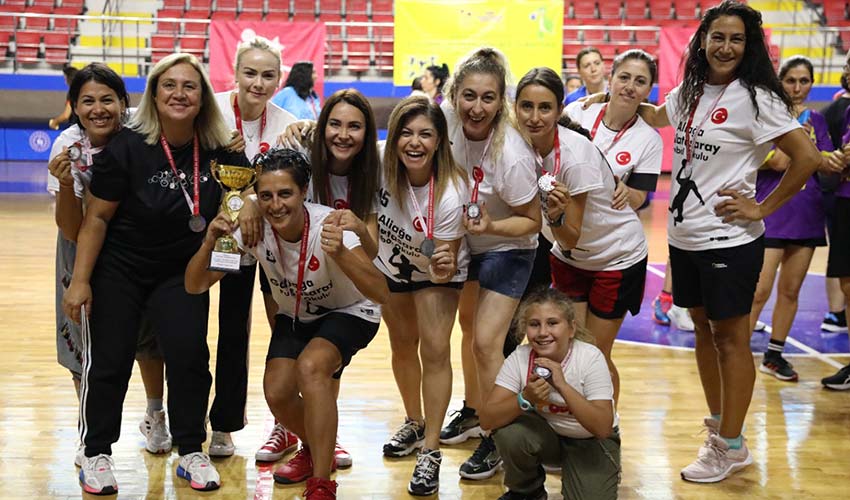 Veteran Kadın Hentbol Takımlarından Çifte Kupa