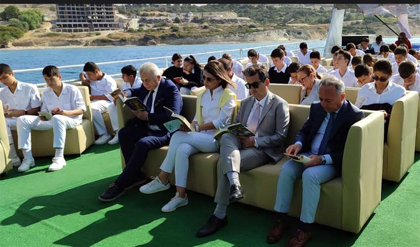 Kitaplarla Maviliklere Açıldılar
