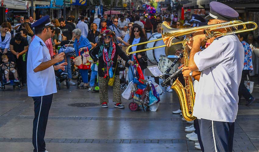 İzmir sokakları bayram havasına girdi