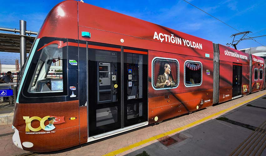 100’üncü yıla özel tramvaylar İzmir sokaklarında
