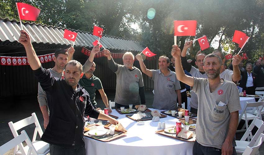 Fabrika bahçesinde 100. yıl kutlaması