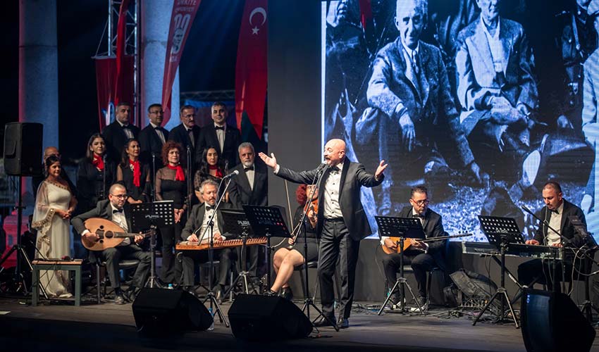 100. yıl gururu tarihi Agora’da düzenlenen konserle yaşandı