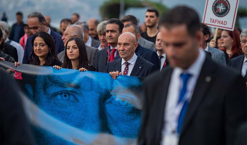 İzmir Ata’ya saygı için 350 metrelik posterle yürüdü