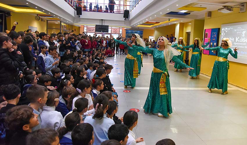 Öğrencileri için oynadılar