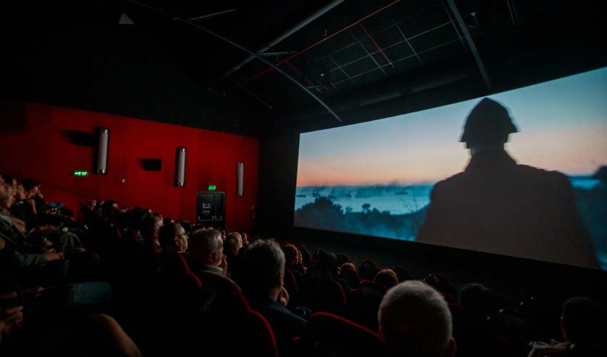 Atatürk filmini öğretmenlerle izledi