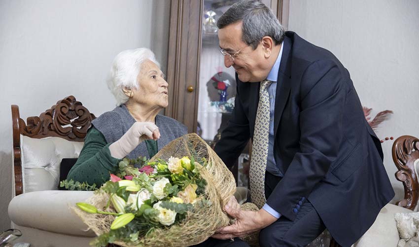 Yine öğretmeninin yanında