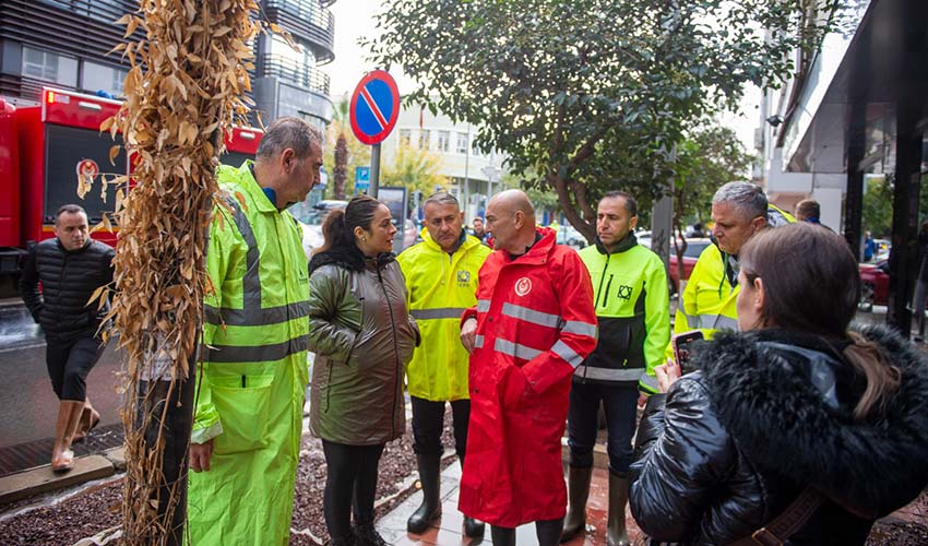 Başkan Soyer, deniz kabarmasının tsunami etkisi yarattığı Kordon’da