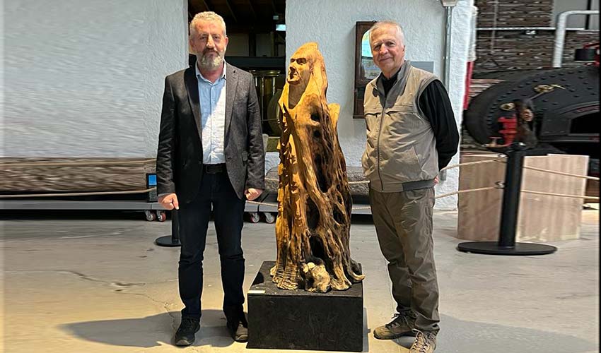 Ölmez ağacın gölgesinde, SURETLER