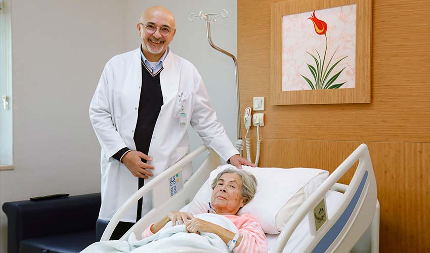 79 Yaşında, 7 Saatlik Ameliyatla Sağlığına Kavuştu