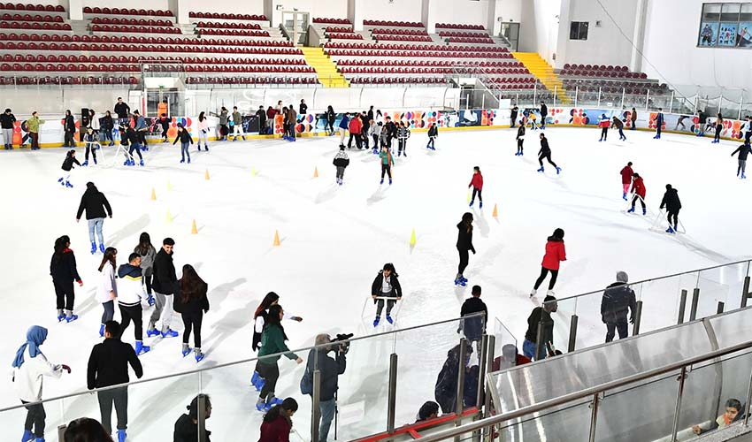 İzmirli kadınlar 2 Ocak’ta buz pistinde