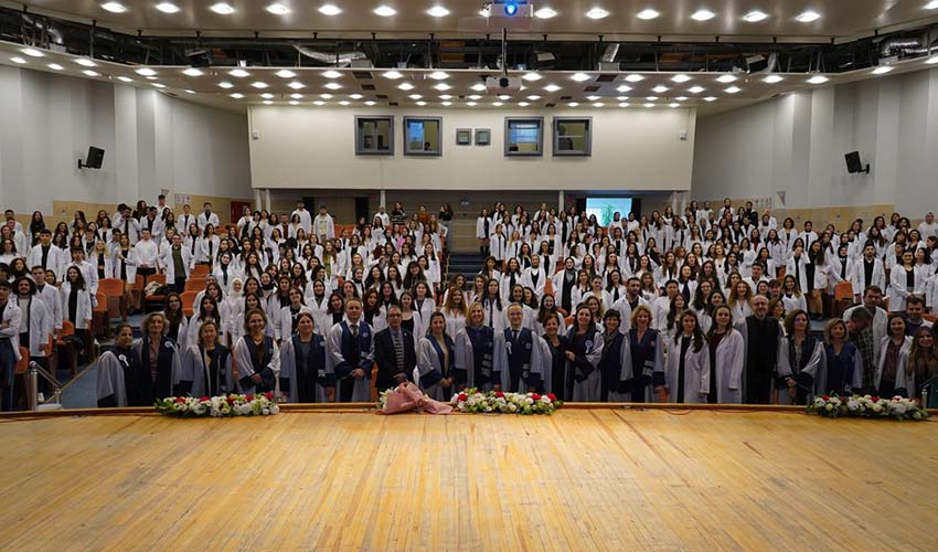 Öğrenciler beyaz önlüklerini giydi