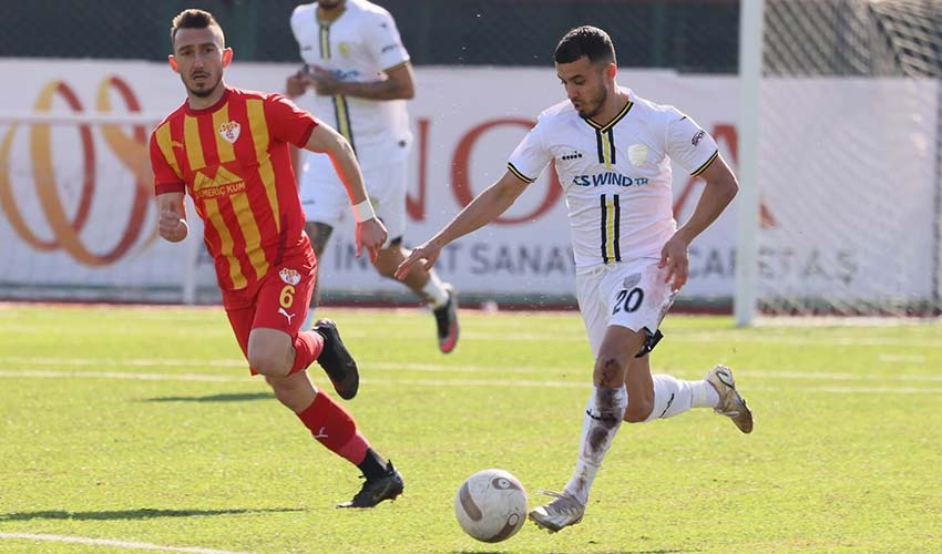 Evinde Berabere Kaldı