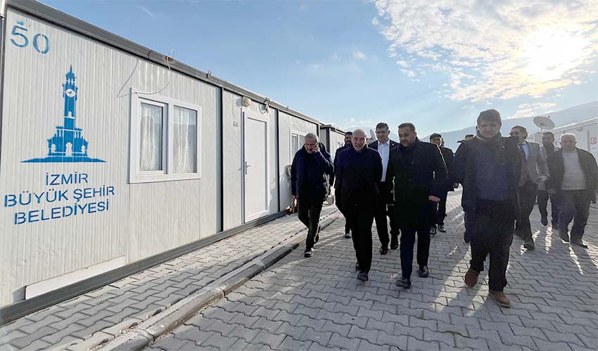 Başkan Soyer Osmaniye’de depremzedelerle buluştu