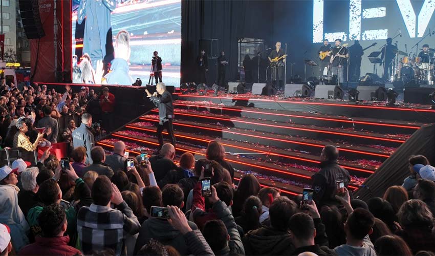 Narlıdere Metrosu'nda Haluk Levent coşkusu