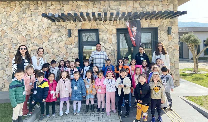 Çocukları toprakla buluşturuyor