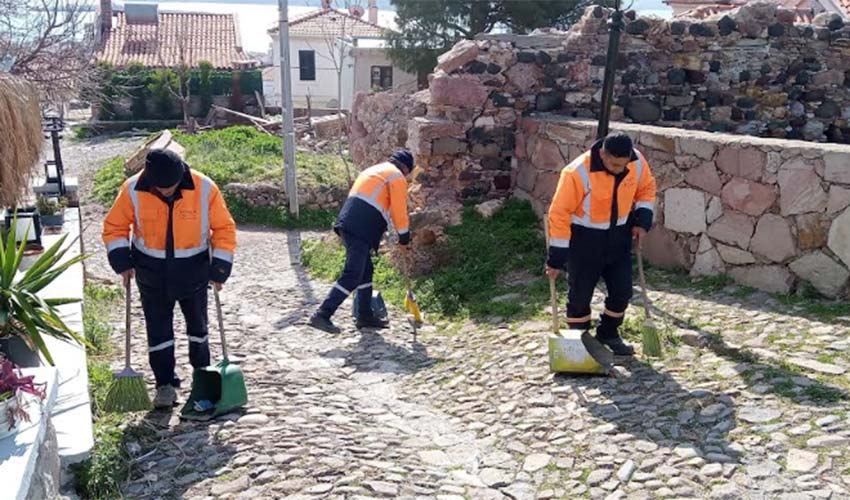 Belediye emekçilerinden Cunda'da bahar temizliği