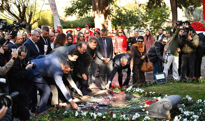 Zübeyde Hanım'ın mezarı başında 8 Mart mesajı