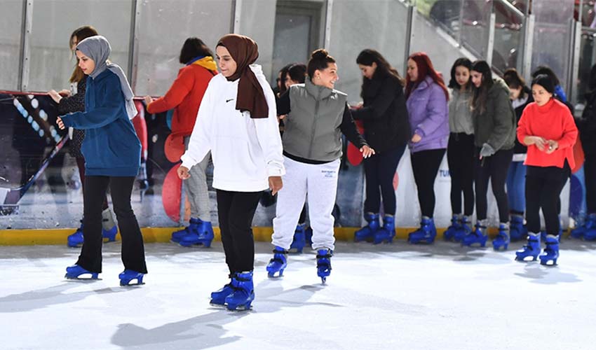 Kadınlar gününü buz pistinde kutladılar