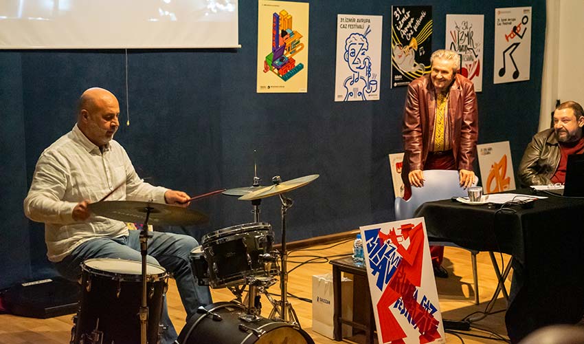 Müzikli söyleşilerde davul solo şöleni