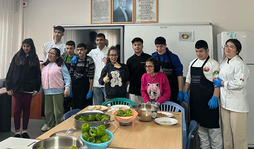 İzmirli Liseliler İyilik Hareketi Başlattı