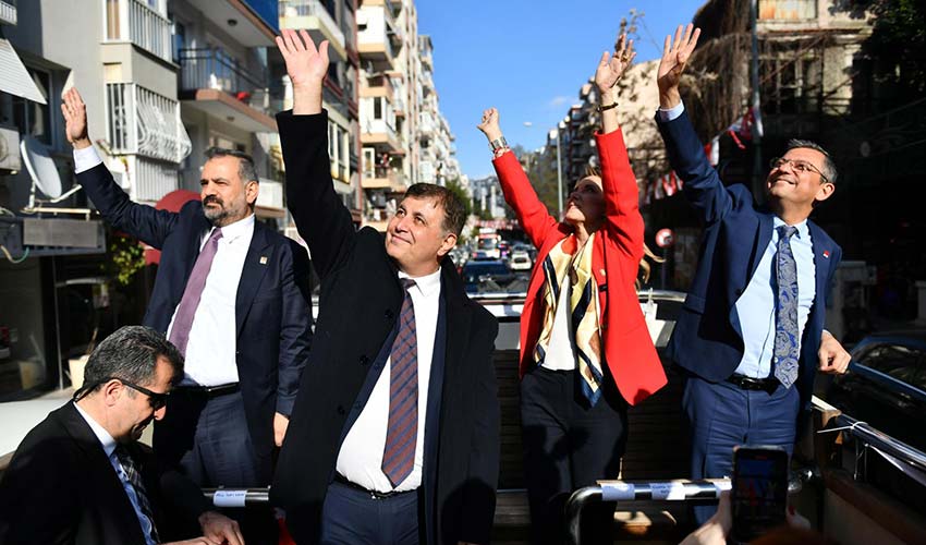 Üstü açık otobüsle İzmirliler’i selamladılar