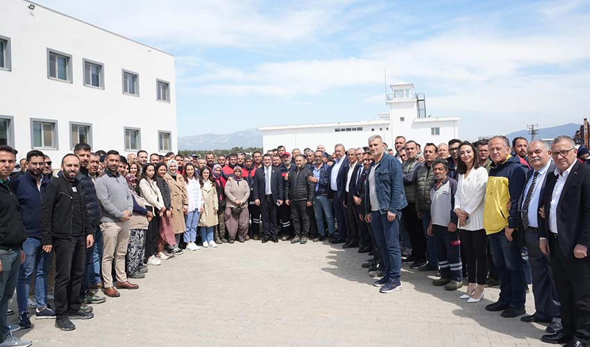 Belediye personeliyle bayramlaştı