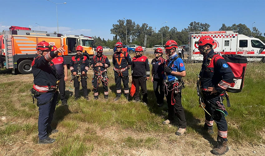 İzmir İtfaiyesi teleferikte mahsur kalanlar için kurtarma çalışmalarına katıldı
